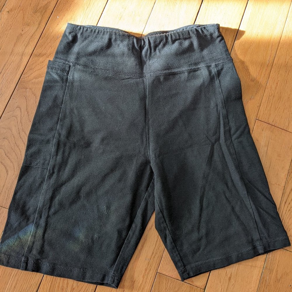 hollister small biker short in black with right side pocket